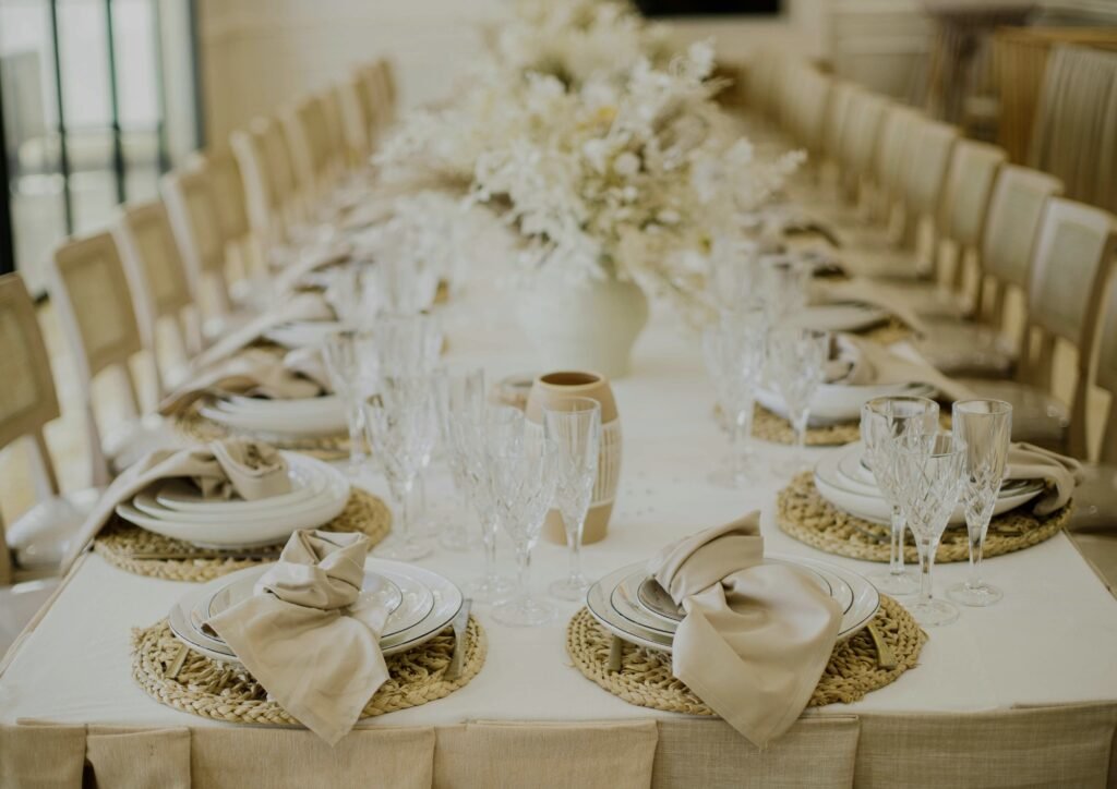 Dekoracje stołu i inspiracje - aranżacje na wesele, komunię i święta